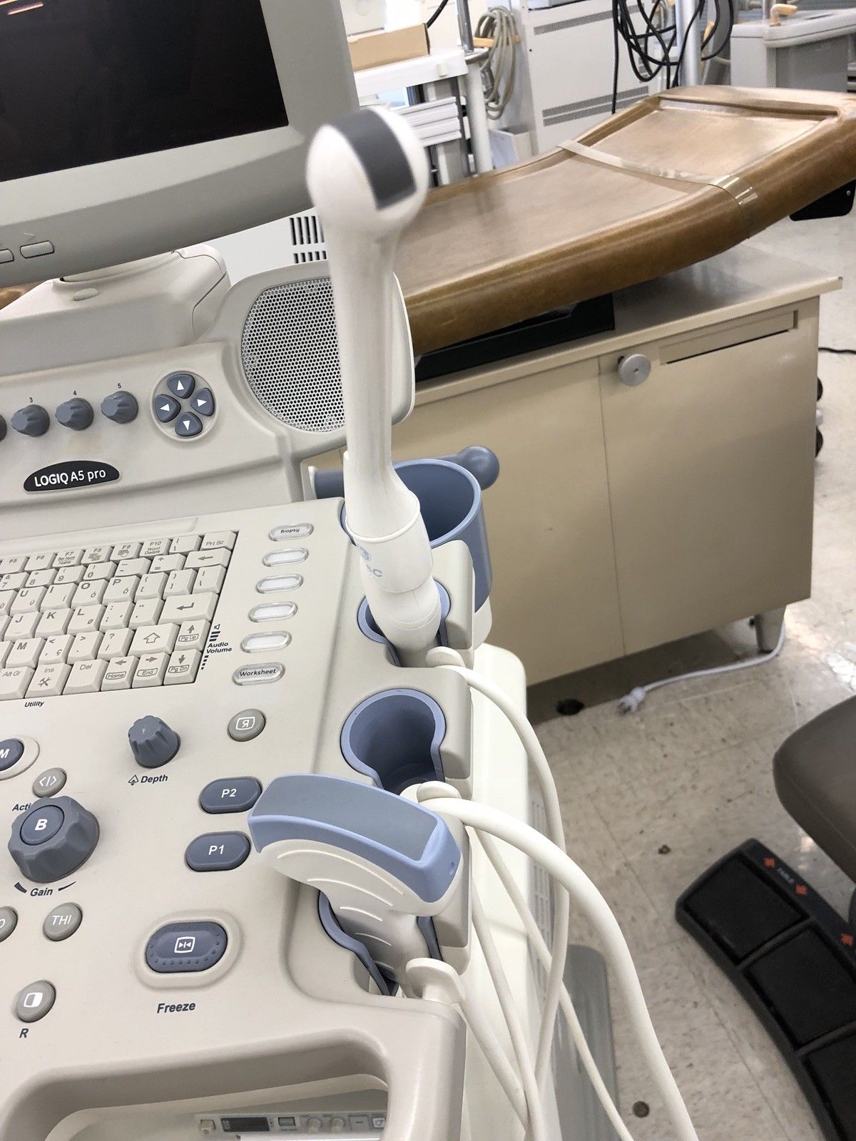 GE Logiq A5 Pro Ultrasound - Printer Included - Refurbished DIAGNOSTIC ULTRASOUND MACHINES FOR SALE