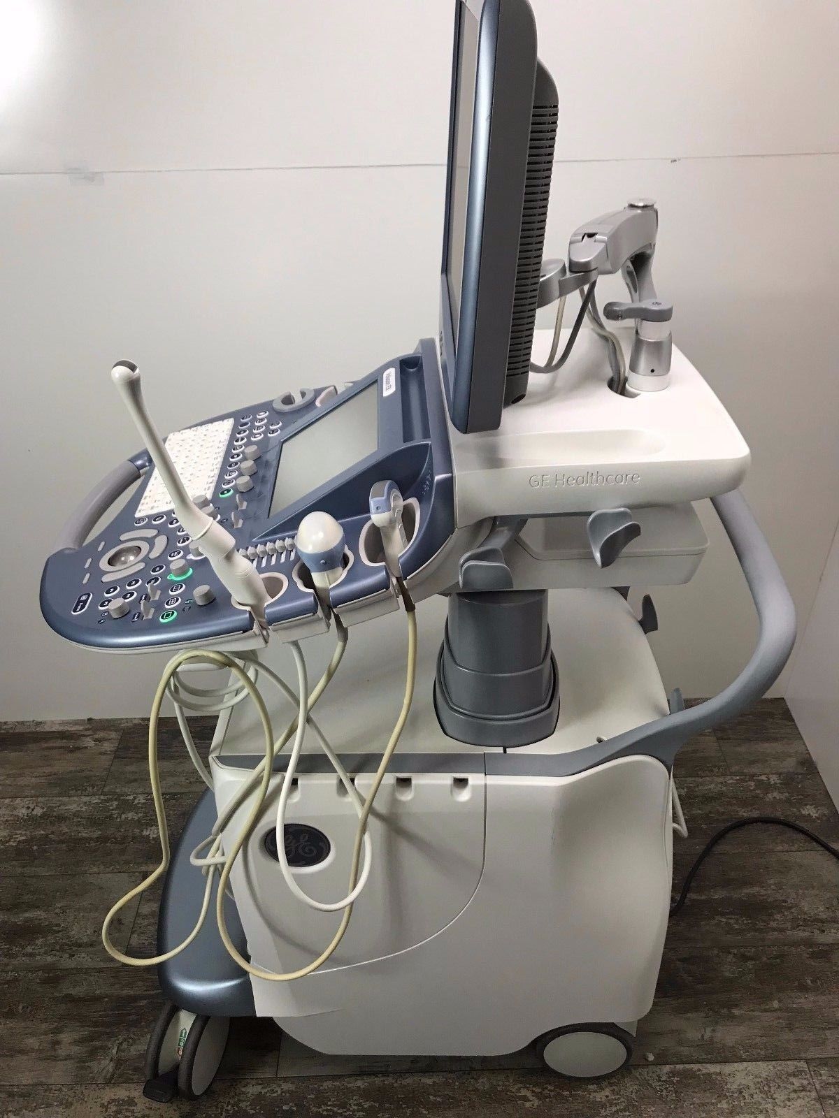 GE VOLUSON E8 BT13 HD LIVE ULTRASOUND WITH RM6C, C1-5D, IC5-9D PROBES DIAGNOSTIC ULTRASOUND MACHINES FOR SALE