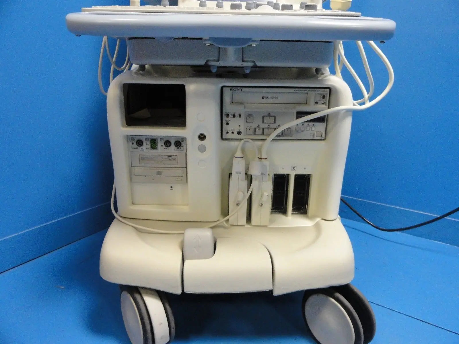2002 GE LOGIQ 9 Ultrasound W/ 739L Linear, 10S Sector Probes VCR &Printer (7255)